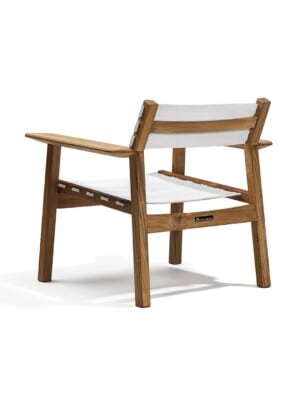 Кресло для отдыха Skargaarden Djurö тиковое дерево/белый batyline на белом фоне вид сзади
