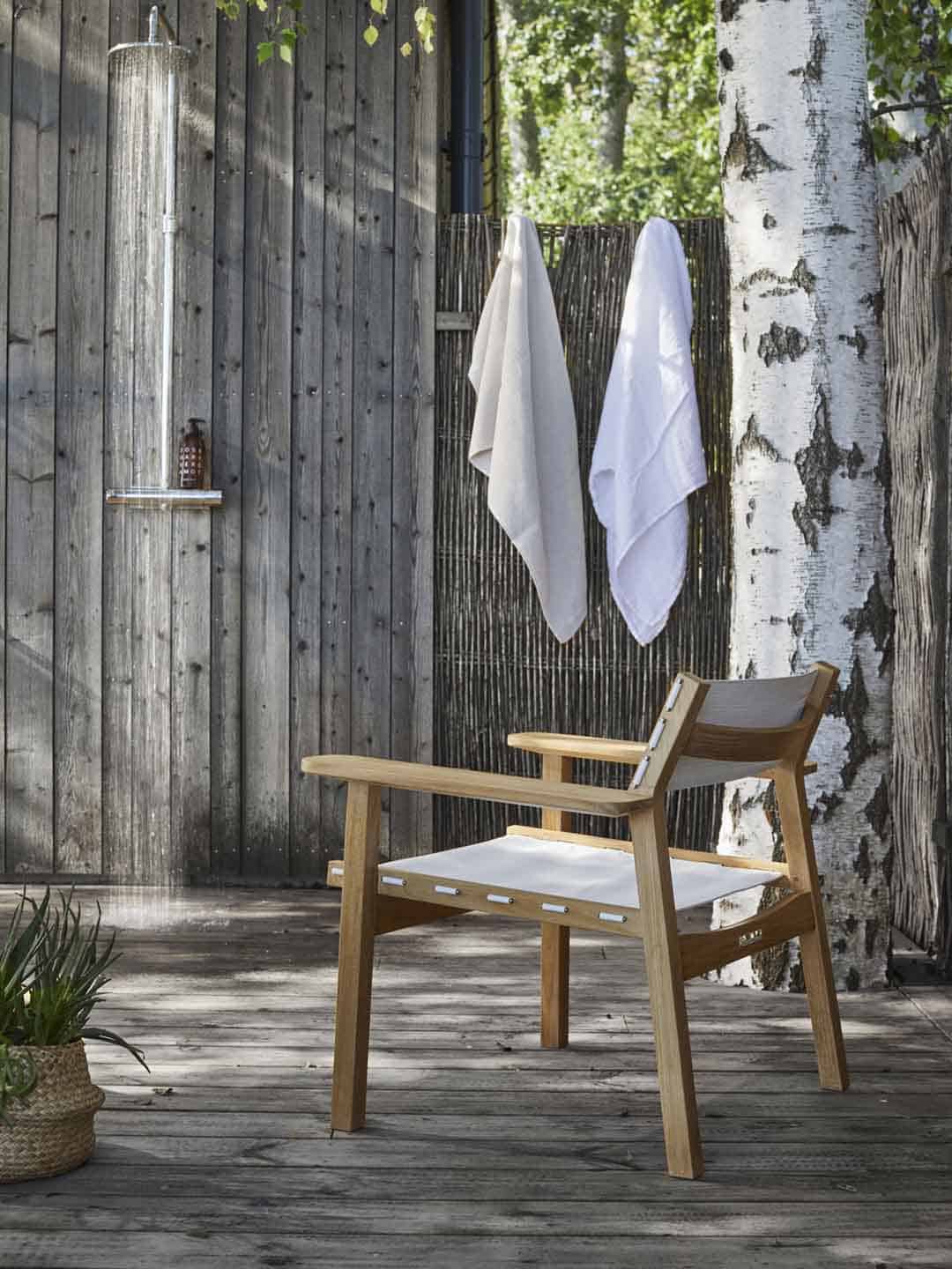 Кресло для отдыха Skargaarden Djurö на улице рядом с деревом