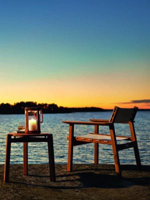 Кресло для отдыха и кофейный стол Skargaarden Djurö на берегу у воды