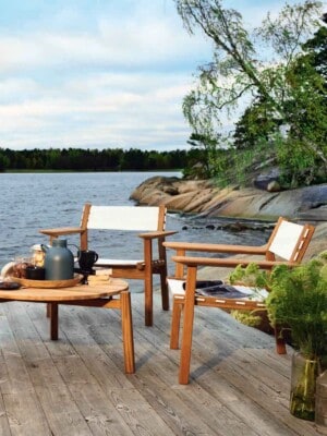 Два кресла для отдыха Skargaarden Djurö на террасе у воды