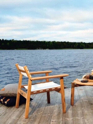 Кресло для отдыха Skargaarden Djurö на террасе у воды