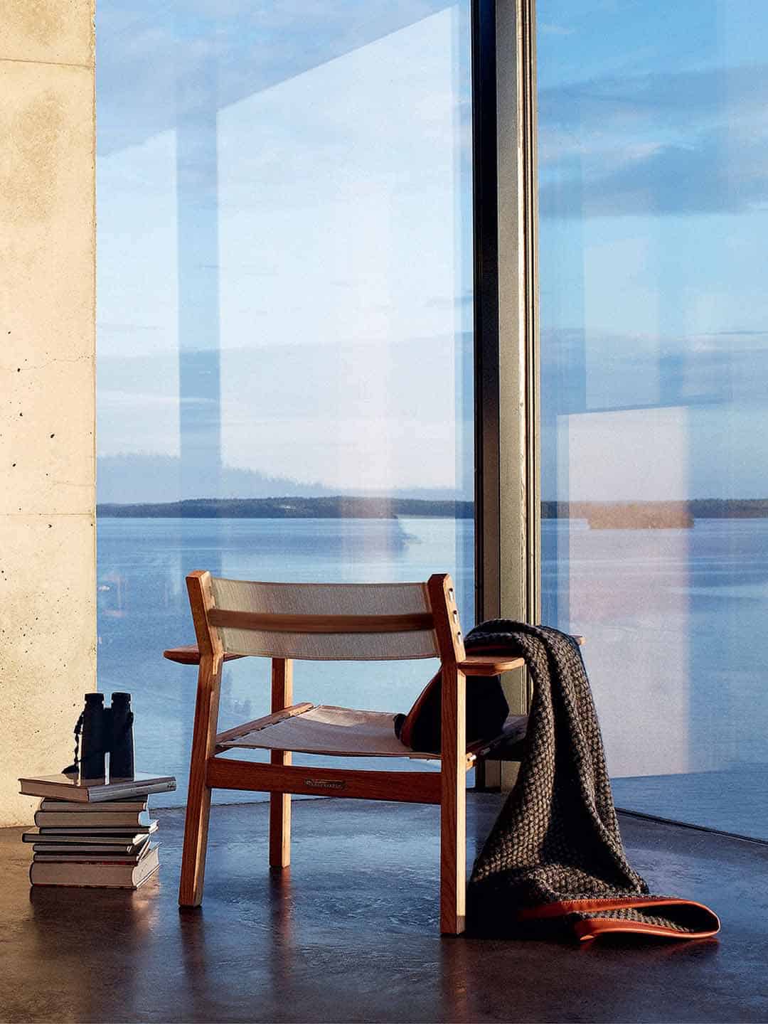 Кресло для отдыха Skargaarden Djurö в интерьере с французскими окнами в пол