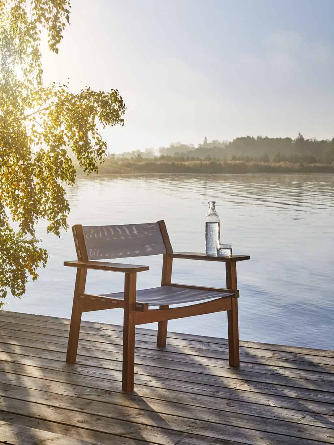 Кресло для отдыха Skargaarden Djurö на террасе у воды