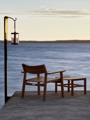 Кресло для отдыха и подставка для ног Skargaarden Djurö на террасе у воды