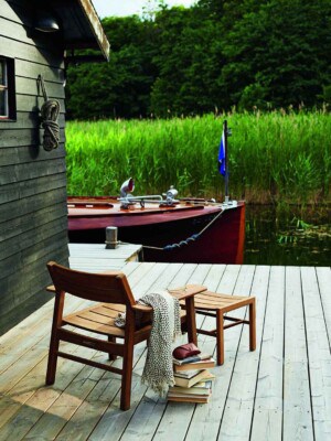 Кресло для отдыха и подставка для ног Skargaarden Djurö на пристани у реки