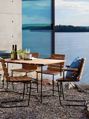 Кресло,стол и стулья Skargaarden Grinda на улице рядом с домом с видом на море