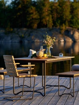 Кресло, стол и скамья Skargaarden Grinda на террасе у воды