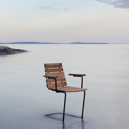 Кресло Skargaarden Grinda на фоне моря