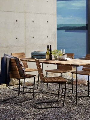 Стулья и стол Skargaarden Grinda рядом с домом с видом на море