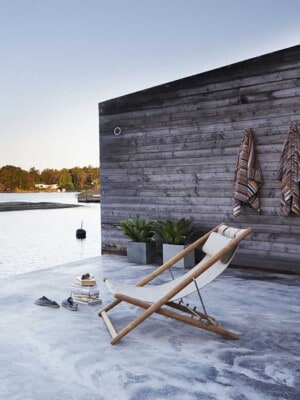 Стильное кресло-шезлонг для отдыха Skargaarden H55 открытой террасе с видом на реку
