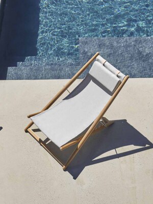 Премиальное кресло-шезлонг для отдыха Skargaarden H55 рядом с бассейном