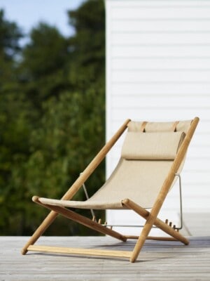 Элитное кресло-шезлонг для отдыха Skargaarden H55 на открытой веранде