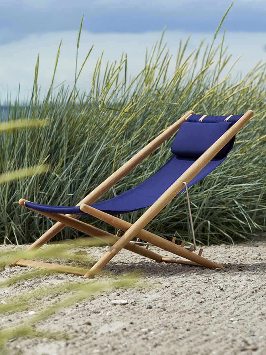 Дорогое кресло-шезлонг для отдыха Skargaarden H55 на песчаном берегу