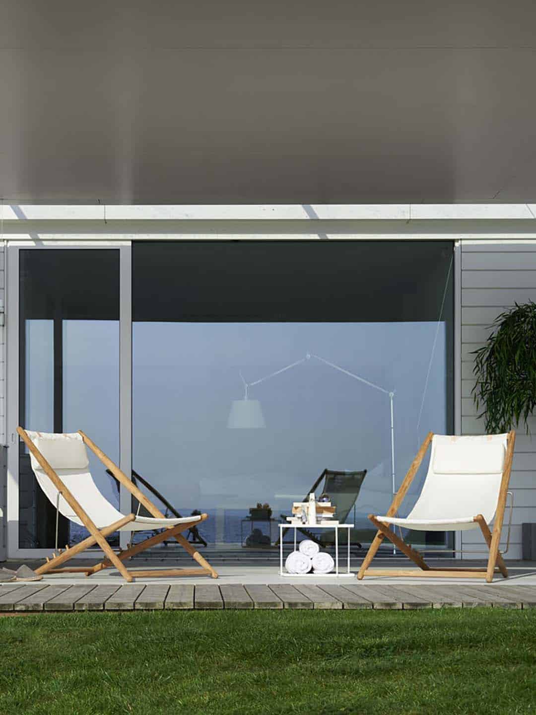 Два кресла-шезлонга для отдыха Skargaarden H55 премиального качества террасе рядом с домом