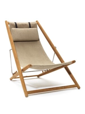 Дизайнерское кресло для отдыха Skargaarden H55 натурального бежевого цвета на белом фоне