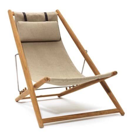 Дизайнерское кресло-шезлонг для отдыха Skargaarden H55 натурального бежевого цвета на белом фоне