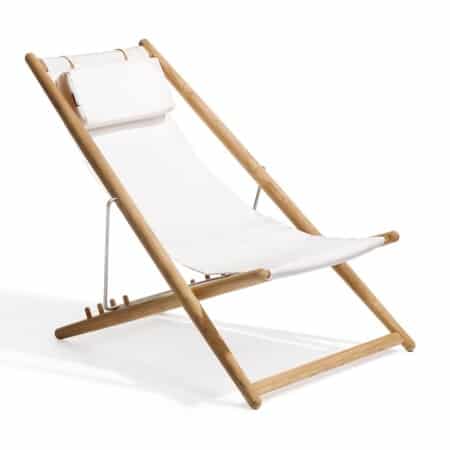 Дизайнерское кресло-шезлонг для отдыха Skargaarden H55 белого цвета на белом фоне