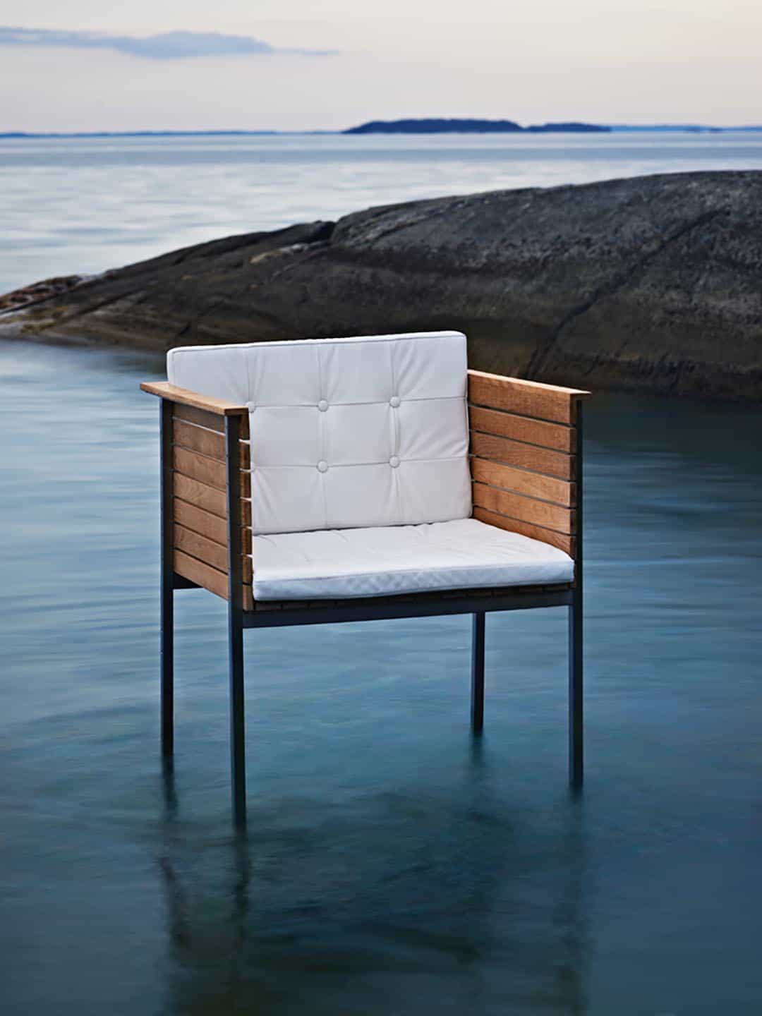 Кресло Skargaarden Häringe на фоне моря