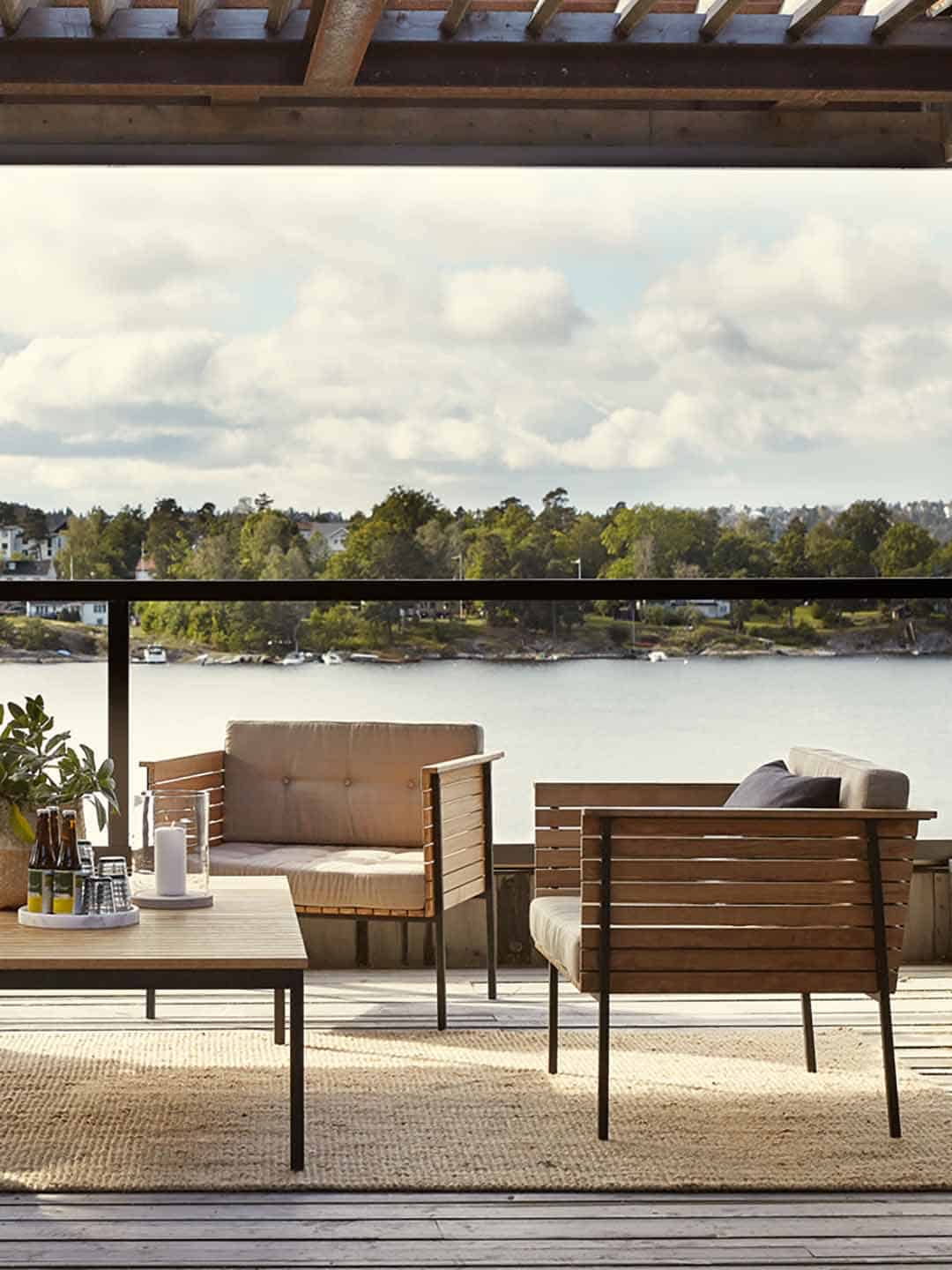 Два кресла для отдыха Skargaarden Häringe на террасе с видом на реку