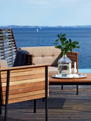Кресла для отдыха Skargaarden Häringe на террасе с видом на море