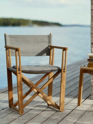 Кресло для отдыха Skargaarden Kryss на террасе у воды