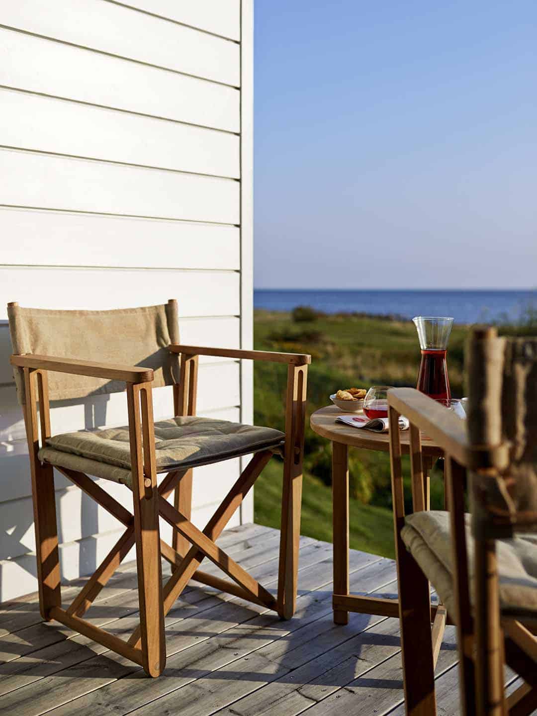 Кресло для отдыха Skargaarden Kryss на террасе у дома