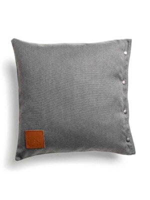 Декоративная подушка Skargaarden 50х50см серого цвета для террасы на белом фоне