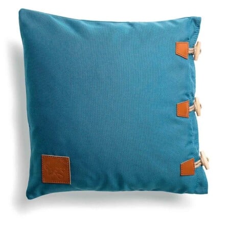 Декоративная подушка премиального качества Skargaarden 50х50см бирюзового цвета на белом фоне