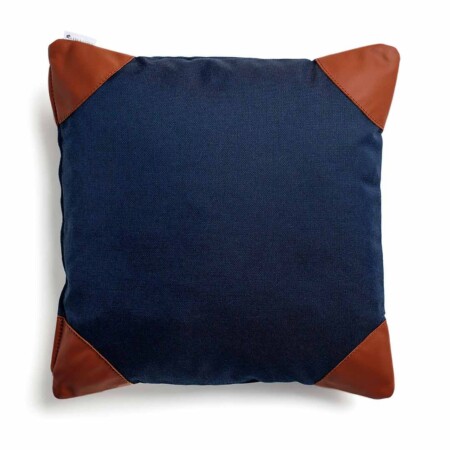 Дизайнерская декоративная подушка Skargaarden 50х50см темно-синего цвета на белом фоне