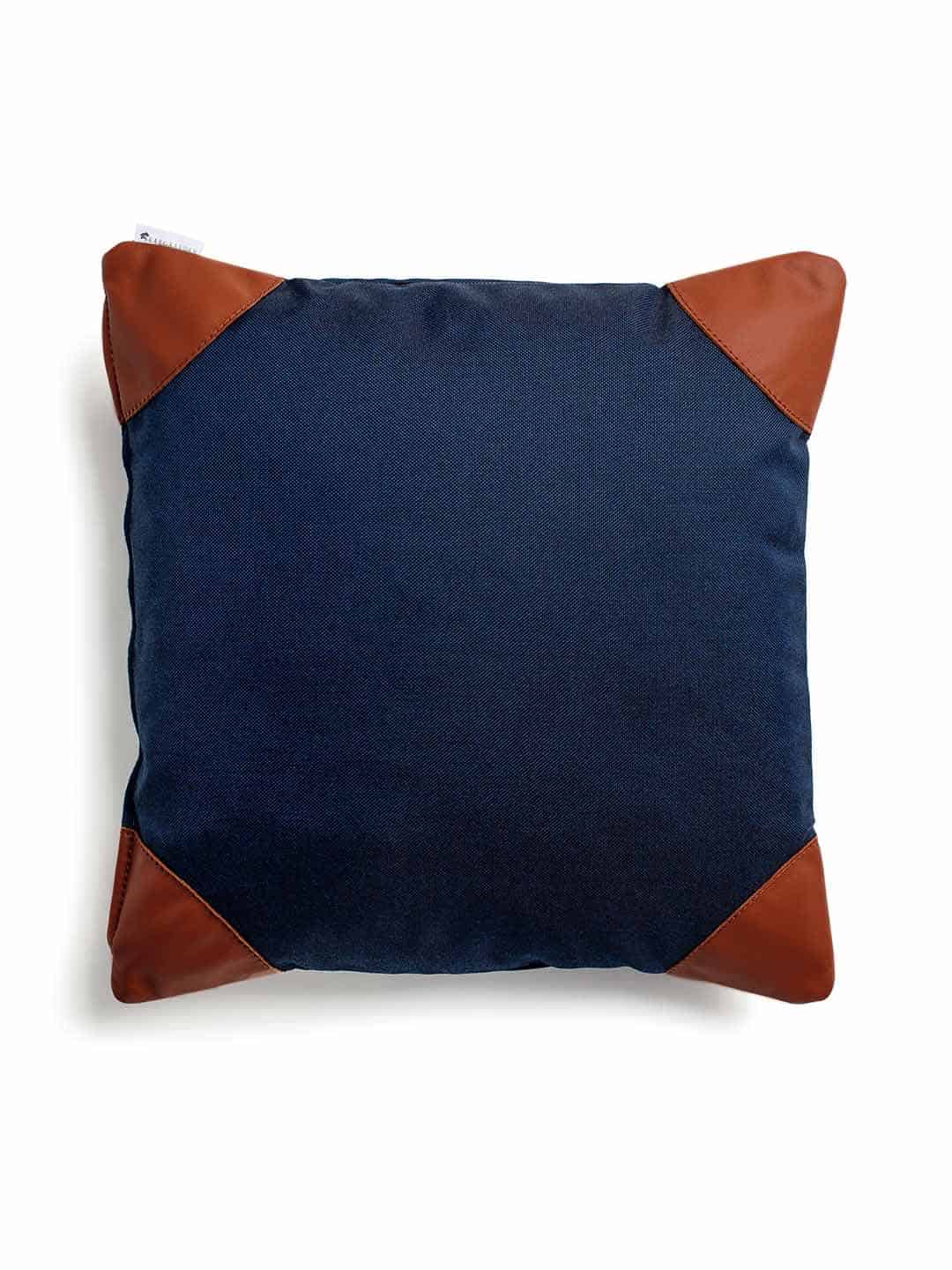 Дизайнерская декоративная подушка Skargaarden 50х50см темно-синего цвета на белом фоне
