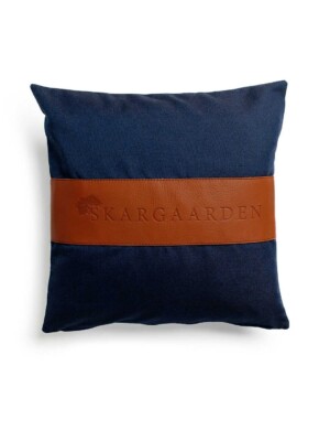Дорогая декоративная подушка Skargaarden 50х50см темно-синего цвета на белом фоне
