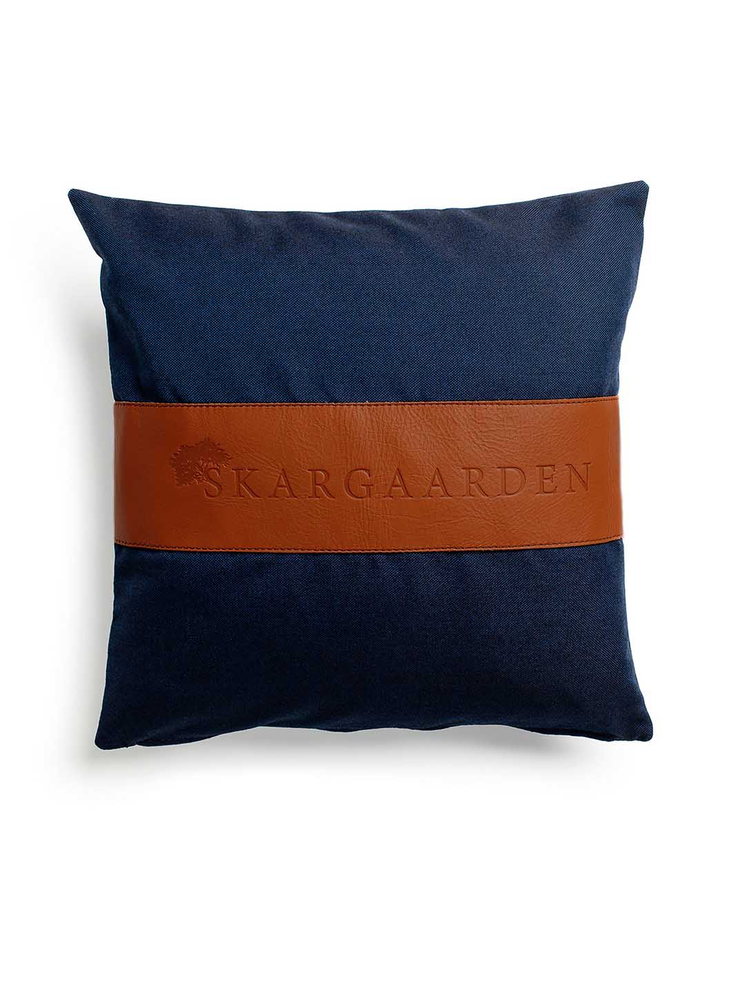 Дорогая декоративная подушка Skargaarden 50х50см темно-синего цвета на белом фоне
