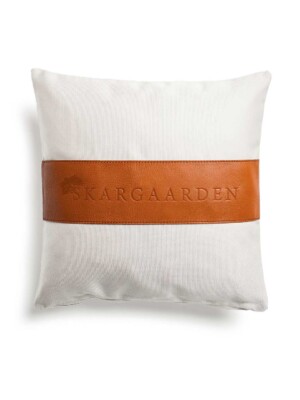 Декоративная подушка Skargaarden 50х50см белого цвета для террасы на белом фоне