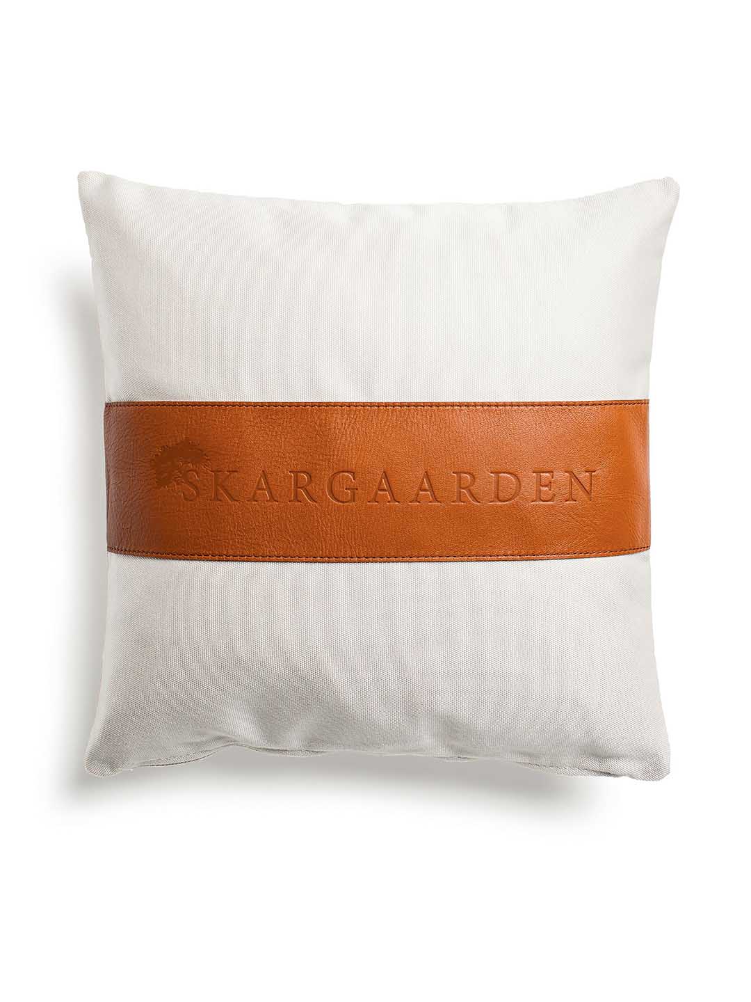 Декоративная подушка Skargaarden 50х50см белого цвета для террасы на белом фоне