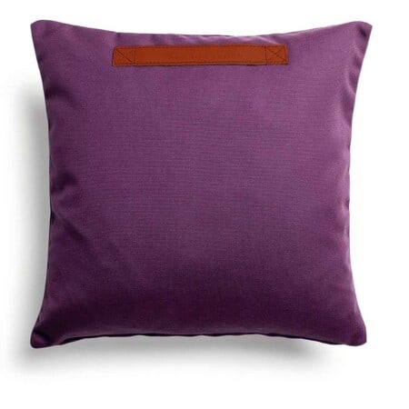Декоративная подушка Skargaarden 50х50см фиолетового цвета на террасу на белом фоне