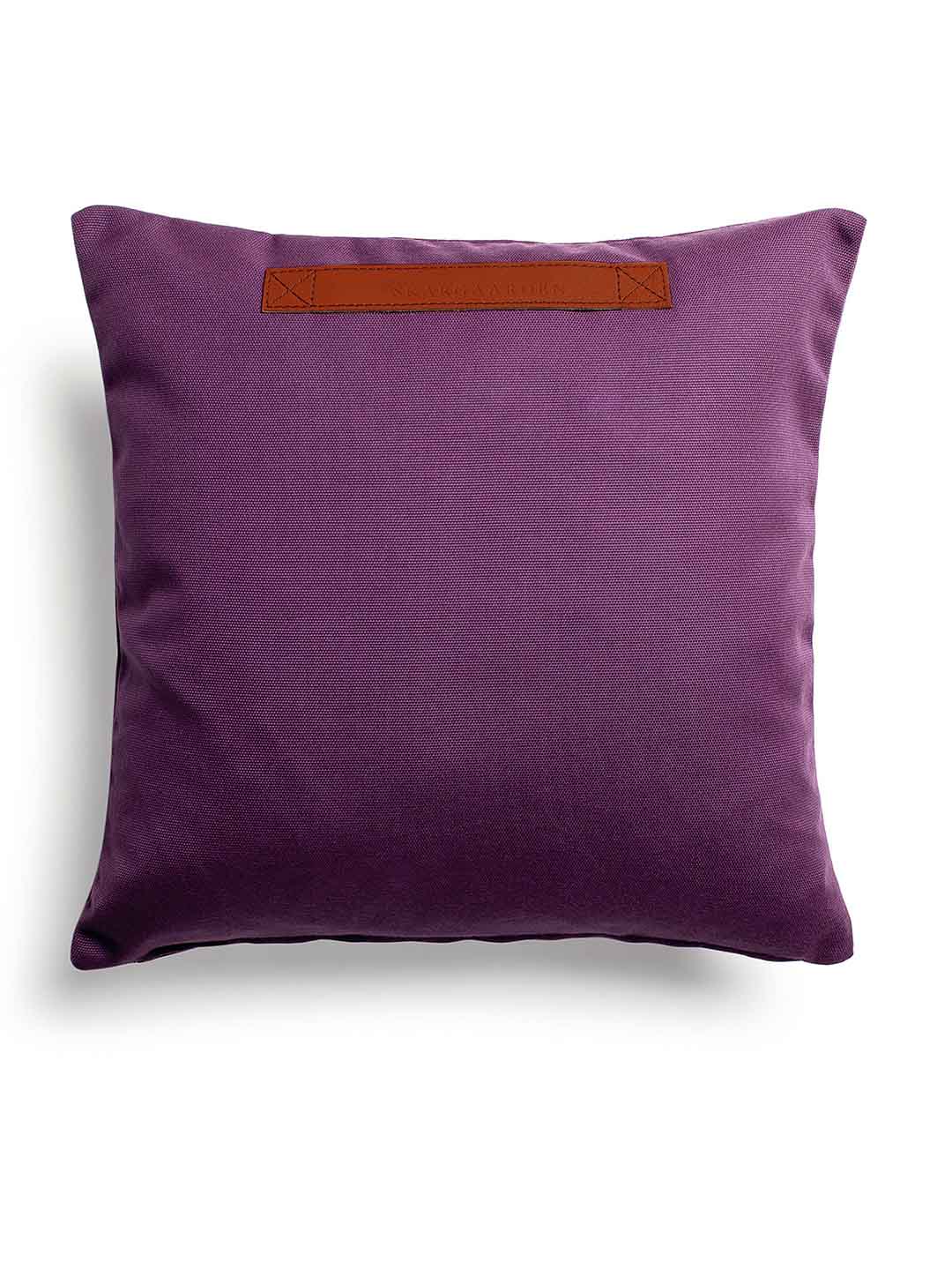 Декоративная подушка Skargaarden 50х50см фиолетового цвета на террасу на белом фоне