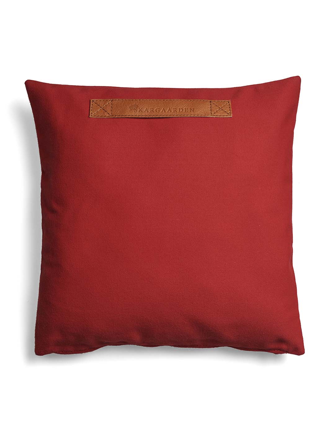 Декоративная подушка Skargaarden 50х50см красного цвета для веранды на белом фоне