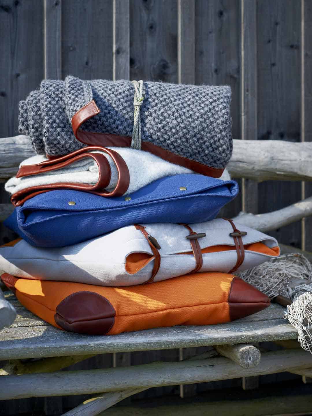 Декоративные подушки и плед премиум класса Skargaarden 50х50см на деревянной скамейке