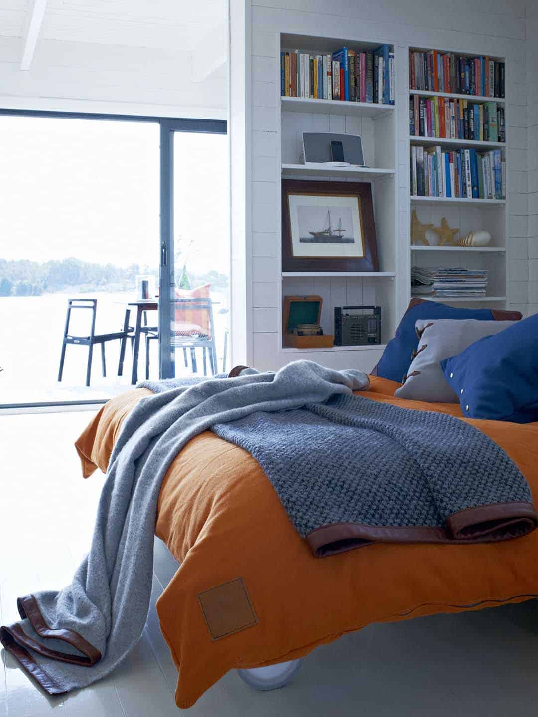 Дизайнерские декоративные подушки Skargaarden 50х50см в белом интерьере