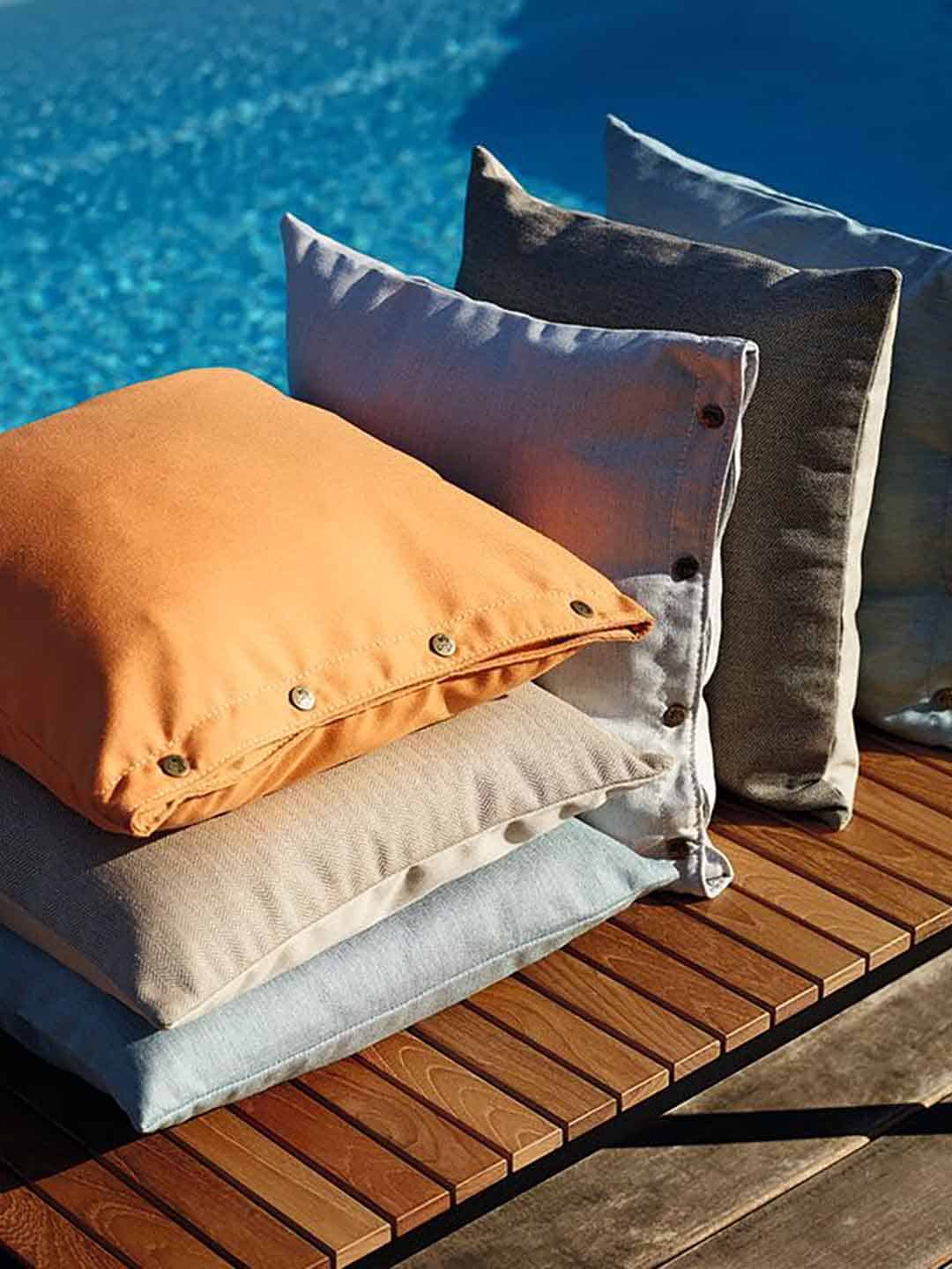 Элитные декоративные подушки Skargaarden 50х50см на скамейке у бассейна