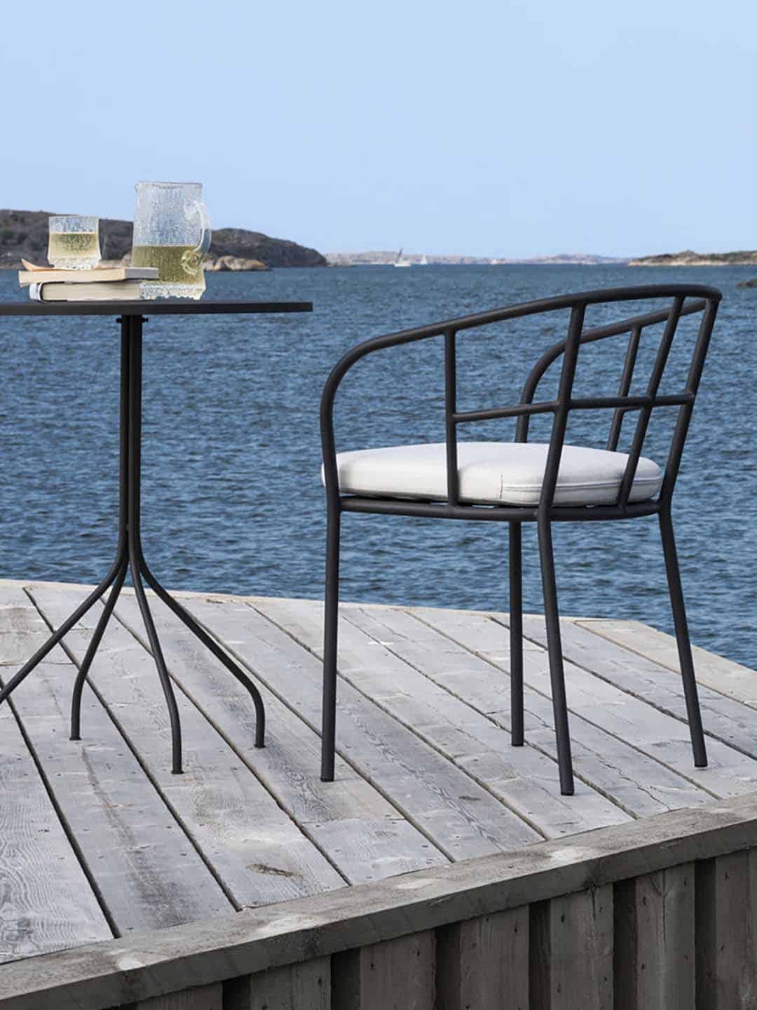 Обеденный стул Skargaarden Saltö на террасе у моря