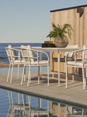 Обеденный стол и стулья Skargaarden Saltö на террасе у бассейна