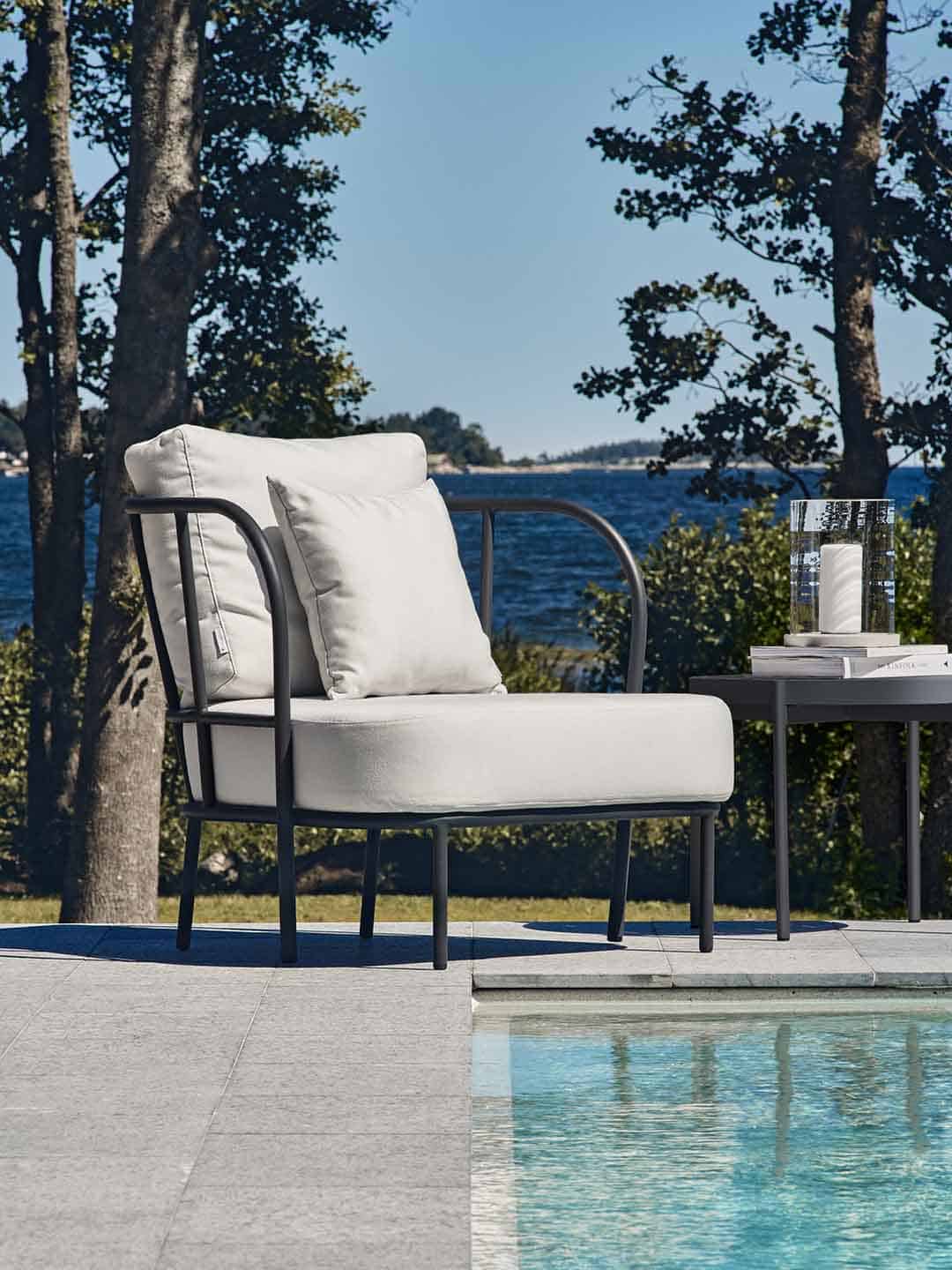 Кресло для отдыха Skargaarden Saltö возле бассейна
