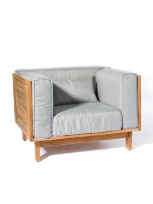 Стильное кресло для отдыха Skargaarden Skanör с подушками светло-серого цвета на белом фоне