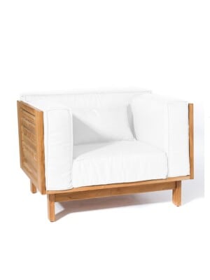 Стильное кресло для отдыха Skargaarden Skanör с подушками белого цвета на белом фоне