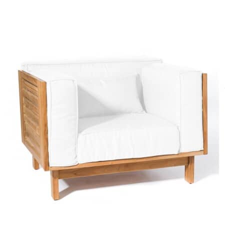 Стильное кресло для отдыха Skargaarden Skanör с подушками белого цвета на белом фоне