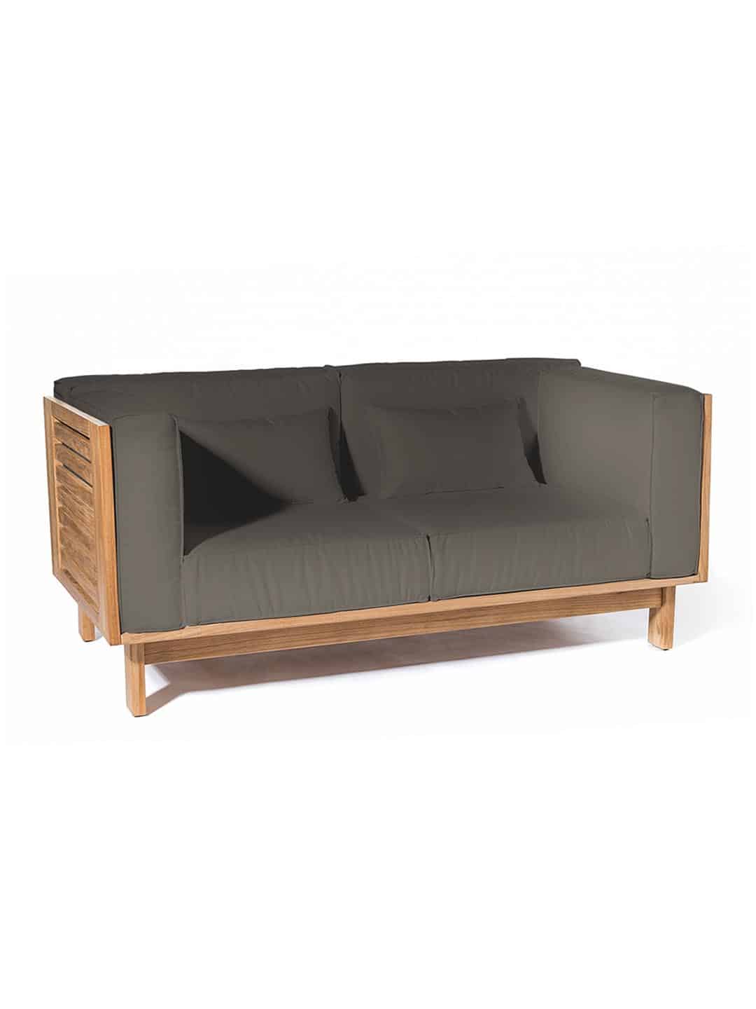 Дизайнерский двухместный диван Skargaarden Skanör с подушками цвета вересковый узор на белом фоне
