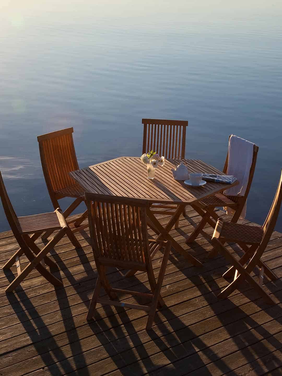 Стулья и стол Skargaarden Viken на террасе возле воды