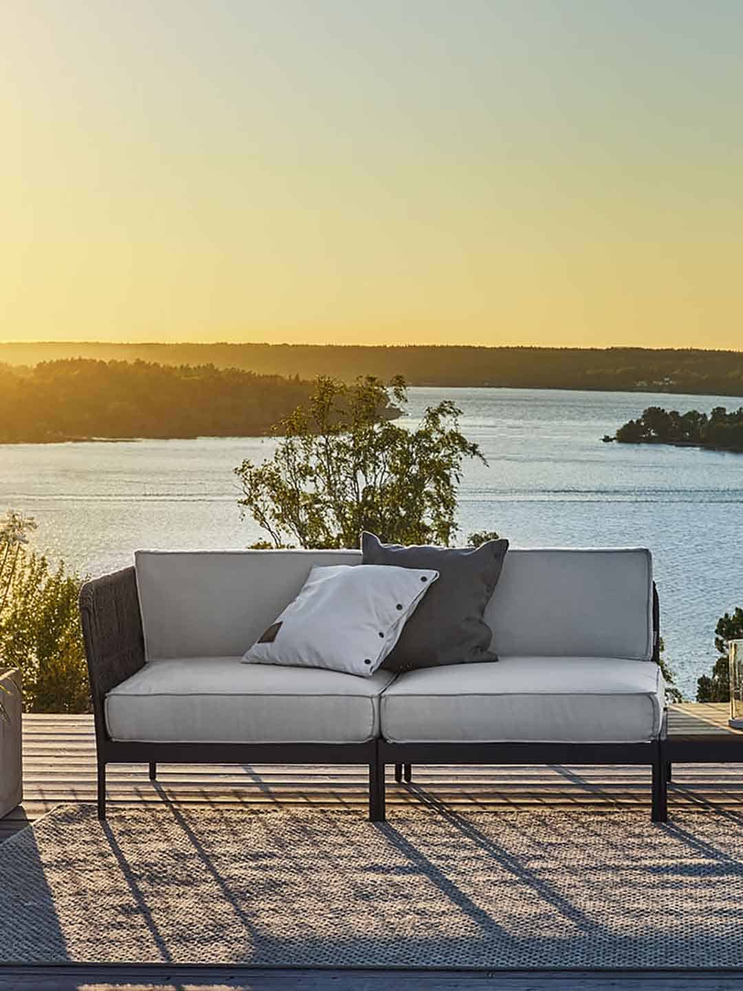 Дорогой модульный диван Skargaarden Lidö на террасе с видом на воду