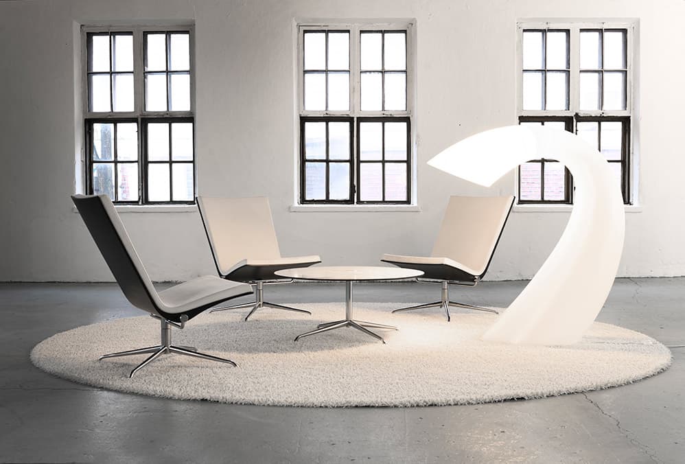 Офисные кресла с журнальным столиком в скандинавском стиле